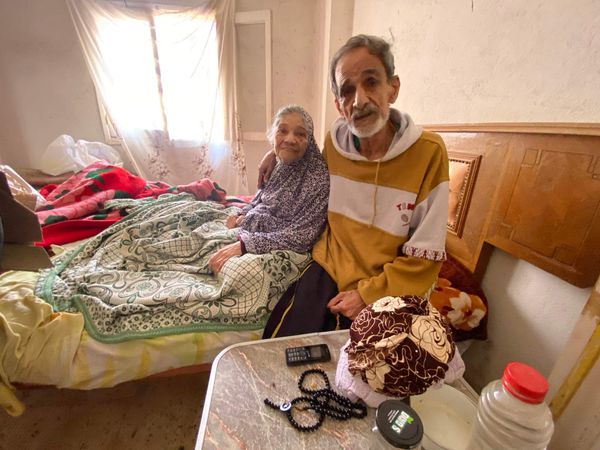 محمد» 70 عامًا ترك أسرته ووهب حياته لخدمة شقيقته القعيدة ببورسعيد