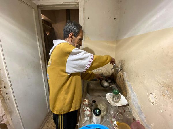 محمد» 70 عامًا ترك أسرته ووهب حياته لخدمة شقيقته القعيدة ببورسعيد