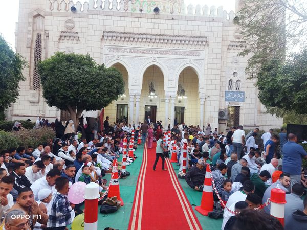 إقبال السيدات والأطفال لأداء صلاة العيد الفطر المبارك 