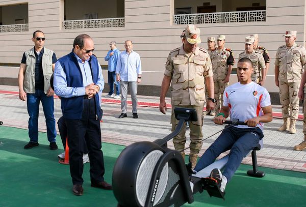 جولة السيسي بالأكاديمية العسكرية المصرية