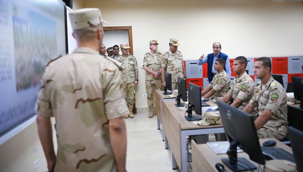 جولة السيسي بالأكاديمية العسكرية المصرية