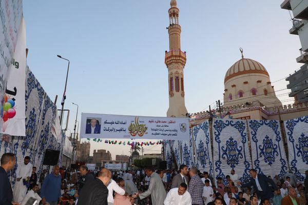 محافظ بني سويف يؤدي صلاة عيد الفطر الميارك بساحة مسجد عمر بن عبدالعزيز 