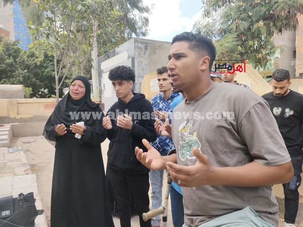 والدة وأصدقاء الطالب عبد الله أمام قبره 