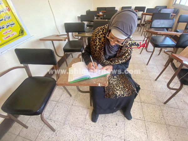 الحاجة حياة أول سيدة بورسعيدية تحصل على شهادة محو الأمية و عمرها ٨٢ عامًا 