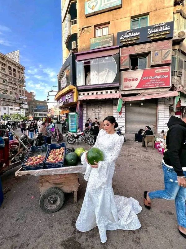 جلسة تصوير عروس في أحد الأسواق الشعبية بطنطا