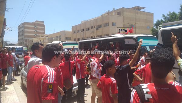 جماهير الأحمر بكفر الشيخ تزحف لاستاد القاهرة لمساندة فريقهم أمام الترجي التونسي