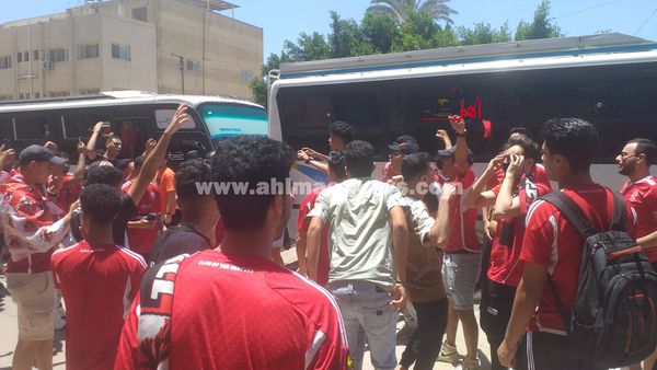 جماهير الأحمر بكفر الشيخ تزحف لاستاد القاهرة لمساندة فريقهم أمام الترجي التونسي