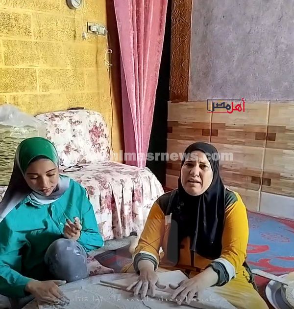 أسماء طالبة جامعية تعمل في صناعة المخبوزات 