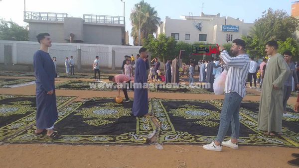المواطنون يحتفلون بصور السيلفي بعد صلاة العيد 