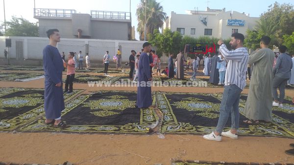 المواطنون يحتفلون بصور السيلفي بعد صلاة العيد 