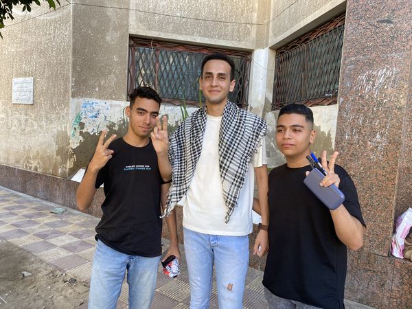 طلاب الثانوية العامة ببورسعيد يدعمون القضية الفلسطينية امام اللجان