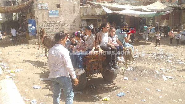 عربات الكارو والتروسيكل وسيلة أطفال كفر الشيخ للاحتفال بالعيد 