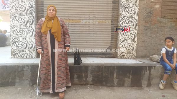 والدة طالبة ثانوية عامة بكفر الشيخ تنتظرها أمام اللجنة رغم إجرائها عملية جراحية بقدمها