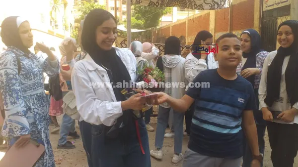 احتفالات طالبات الثانوية العامة بكفر الشيخ بنهاية الامتحانات 