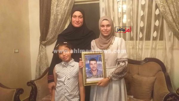 الطالبة أسماء الملاح وعائلتها 