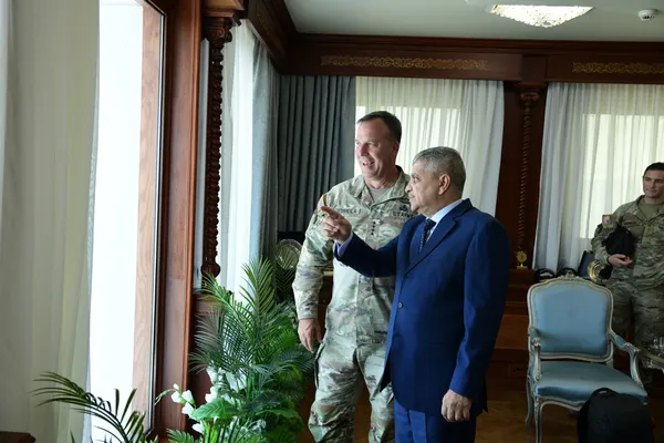رئيس قناة السويس يستقبل قائد الجيش الأمريكي 