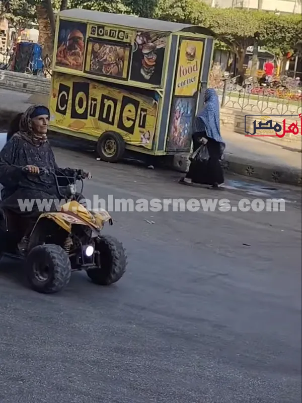 سيدة تقود بيتش باجي برفقة حفيدتها بشوارع دسوق 