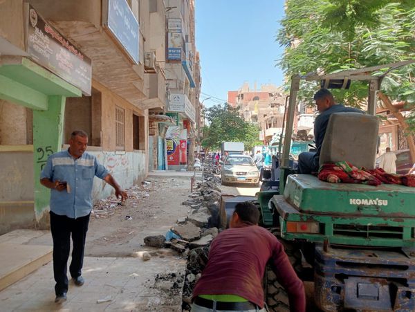 شكوى مواطني حي الجزيرة من وجود مخلفات تعيق الحركة بشارع المدرسة