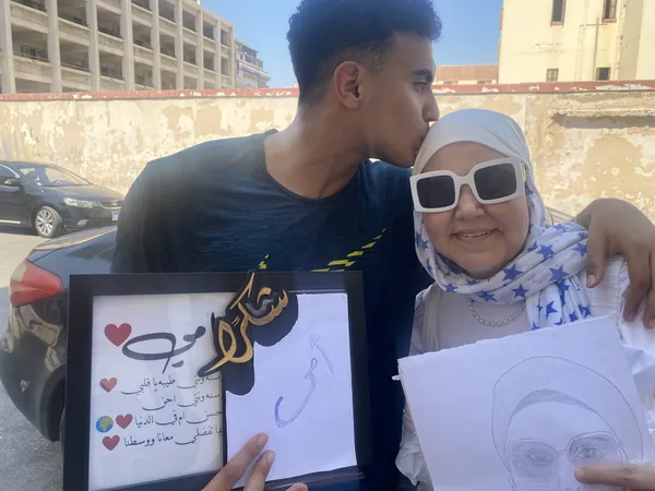 طالب ثانوية عامة ببورسعيد يحتفل مع والدته بانتهاء الامتحانات