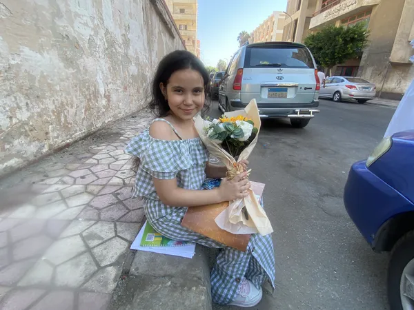 طفلة بورسعيدية تنتظر  شقيقها امام لجان الثانوية العامة ببورسعيد ببوكية ورد