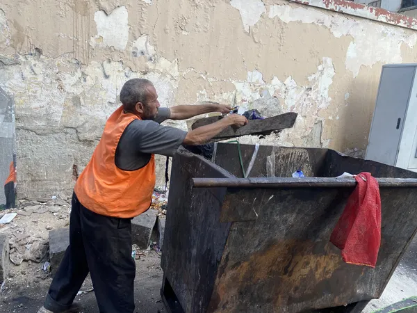 عامل نظافة يدعوا لطلاب الثانوية العامة ببورسعيد 