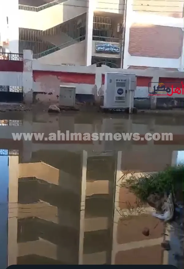 مياه الصرف الصحي تغرق شوارع قرية أولاد موسي