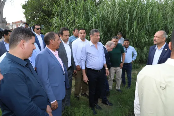 وزير الزراعة يلتقي عدد من مزارعي البحيرة في مستهل زيارته للمحافظة