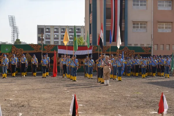 محافظ الإسماعيلية يشهد طبور عرض عسكري بمدرسة السادات 