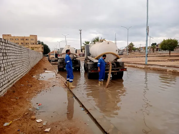 رفع تجمعات مياه الأمطار بمطروح 