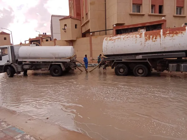 رفع تجمعات مياه الأمطار بمطروح 