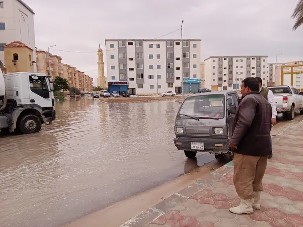 رفع تجمعات مياه الأمطار بمطروح 