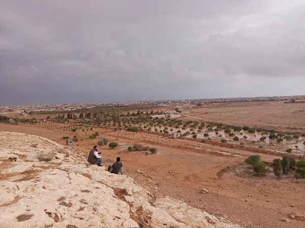 فرحة الاهالي بالامطار بمطروح 