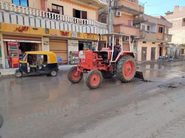 كسح مياه الأمطار وتطهير بيارات الصرف الصحي بدسوق