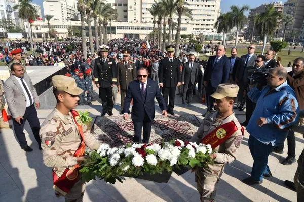 محافظ بورسعيد يضع إكليلا من الزهور على النصب التذكاري بميدان الشهداء احتفالا بالعيد القومى الـ68 للمحافظة.