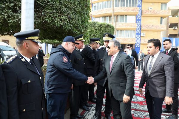 وضع اكليل من الزهور على النصب التذكاري لشهداء الشرطة 