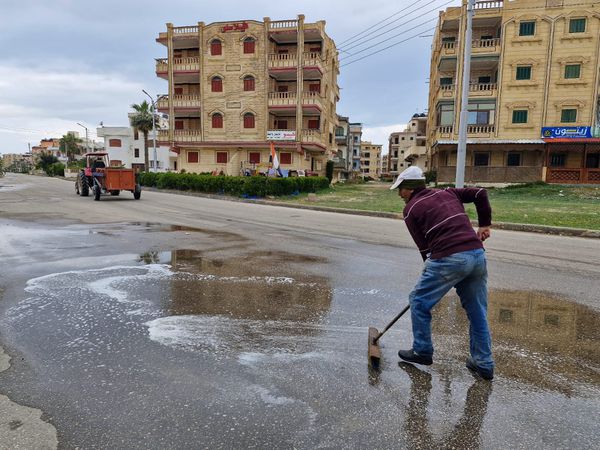 مسح مياه الأمطار من شوارع مدينة مصيف بلطيم 