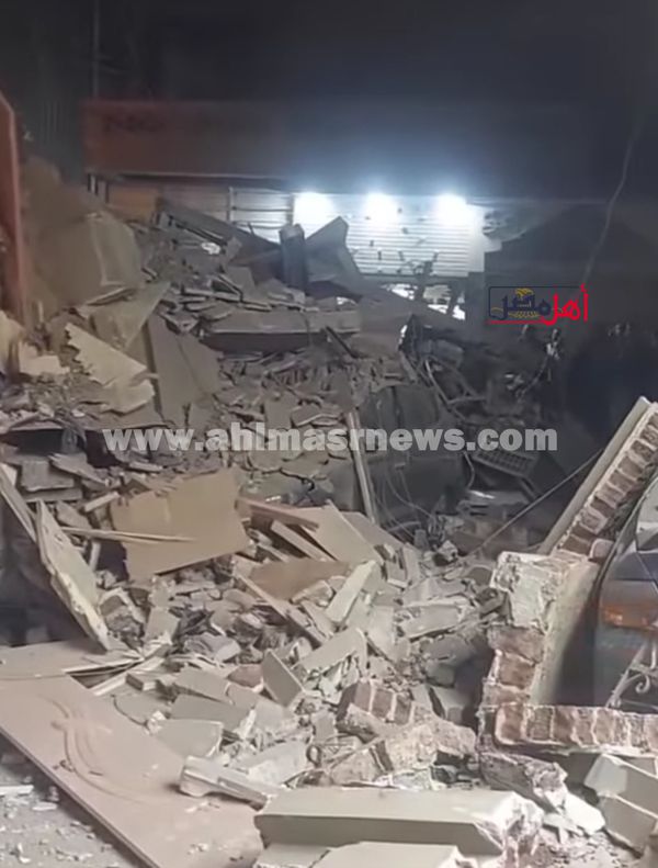 جانب من انهيار عقار الزقازيق 