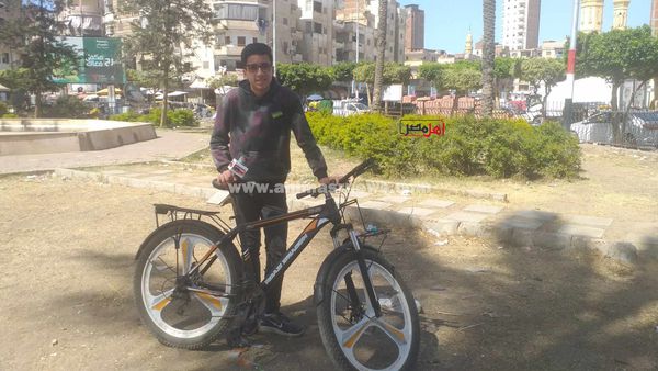 محمود، طالب ثانوي يقوم بتوصيل الطلبيات بدراجته