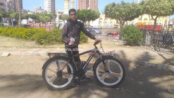 محمود، طالب ثانوي يقوم بتوصيل الطلبيات بدراجته