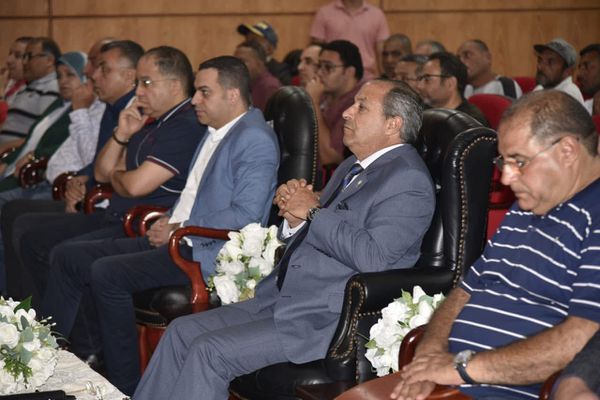 اجتماع محافظ بورسعيد مع اصحاب كافتيريات الشاطىء