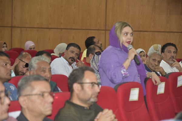 اجتماع محافظ بورسعيد مع اصحاب كافتيريات الشاطىء