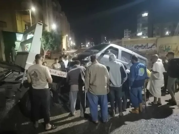 انقاذ أسرة داخل سيارة 