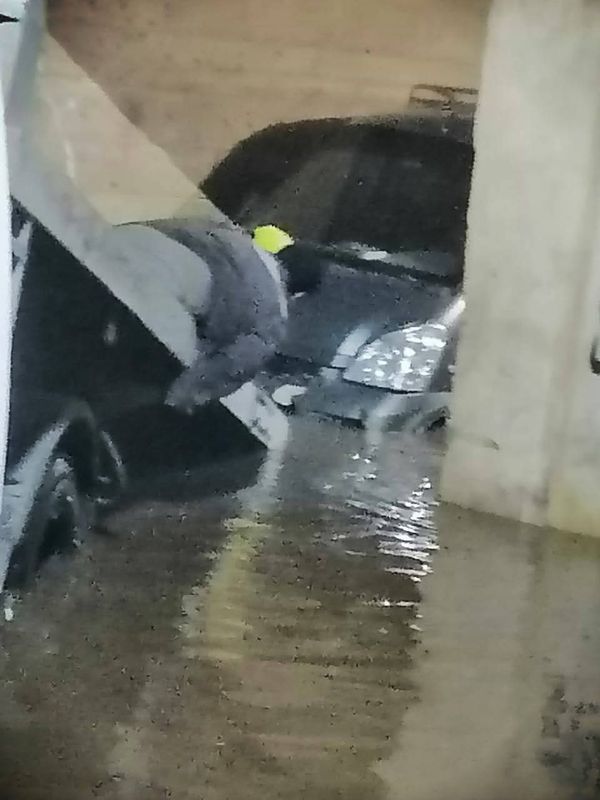 انقاذ أسرة داخل سيارة 
