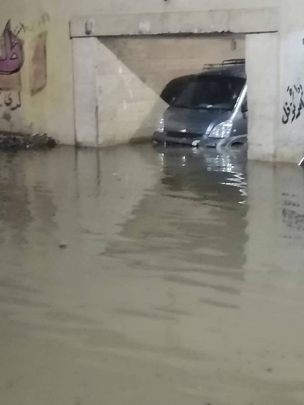 انقاذ أسرة داخل سيارة 