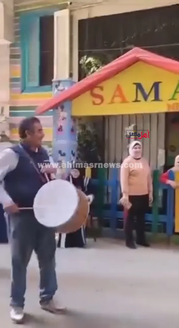 بالطبل والمزمار اول يوم حضانه 
