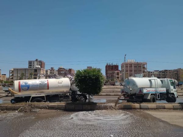 جانب من رفع مياه الأمطار 