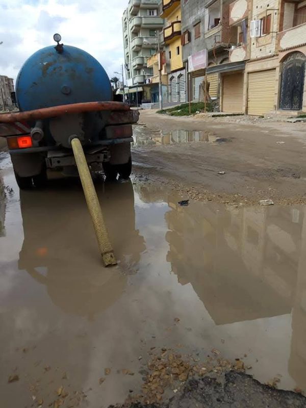 جانب من رفع مياه الأمطار 