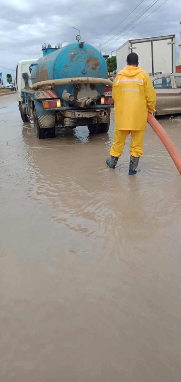 جانب من رفع مياه الأمطار 