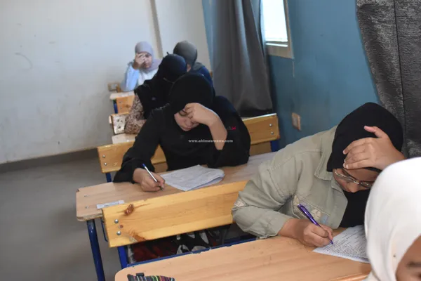 طلاب الصف الأول الثانوي بسوهاج