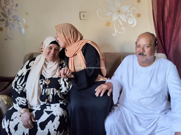 هويدا الجبالى وزوجها وابنتهما